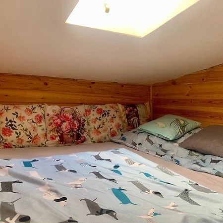 Tiny House - Chatka V Rezi U Prahy Husinec  エクステリア 写真